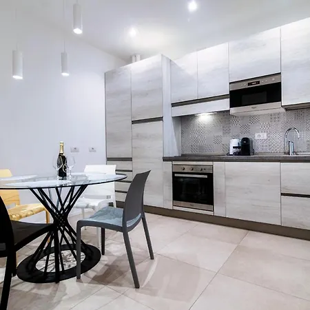Diaz 67 Life's Loft - The House Of Travelers דירה קומו